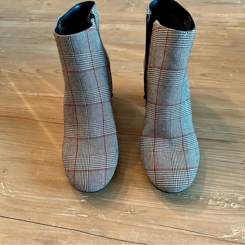 Kelly & Katie Plaid Ankle Boots. NWOT